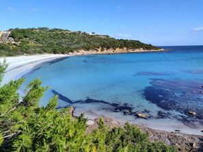 En la playa, sillas reclinables de playa