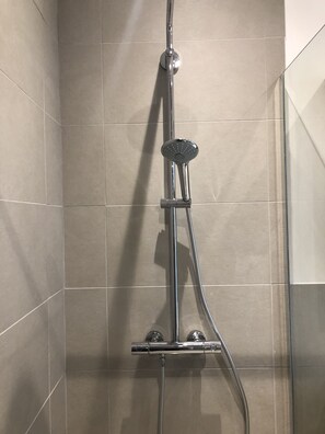 Dusche, Haartrockner, Bidet, Handtücher