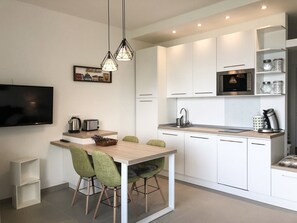 Réfrigérateur, micro-ondes, plaque de cuisson, lave-vaisselle
