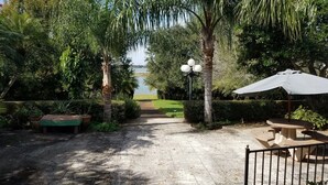 A pathway leading to a seating area with a view of the water. - Lakefront Near Legoland Easy Drive to  Disney / Theme Parks  (Lake Wales)