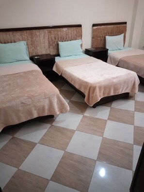 迷你吧、免费 WiFi、床单