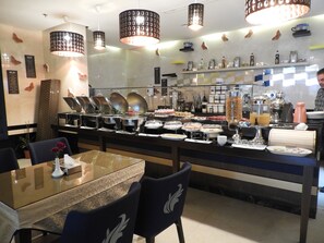 Bữa sáng buffet hàng ngày với phụ phí nhỏ