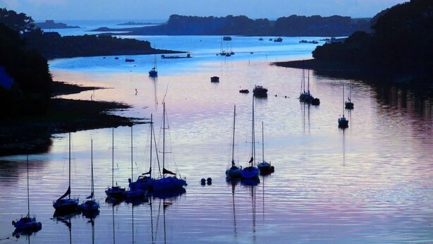 A calm river with several boats anchored, surrounded by hills and a clear sky. - - Ti Nominoë Cottage - (Lannilis)