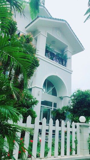 Exterior - Ly Ly Villa - Private Villa 4 bedrooms, 4 bathrooms, garden, comfortable style (Tp. Nha Trang)