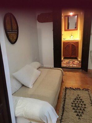 1 bedroom, iron/ironing board, WiFi, bed sheets - Room with bathroom in riad (Esauira)