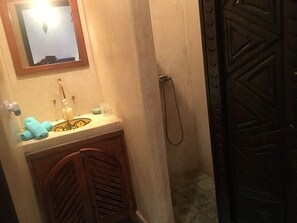 Hair dryer, towels - Room with bathroom in riad (Esauira)