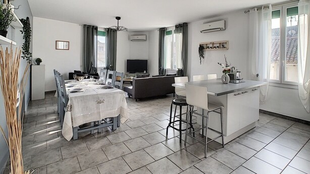 A modern apartment with a dining area, kitchen, and living space. - Bright 100m2 apartment in Provence with terrace (Sénas)