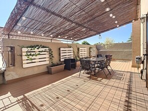 Outdoor dining - Bright 100m2 apartment in Provence with terrace (Sénas)
