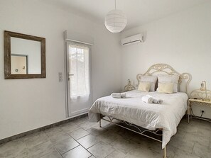 3 bedrooms, iron/ironing board, travel cot, free WiFi - Bright 100m2 apartment in Provence with terrace (Sénas)
