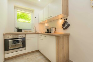 Kühlschrank, Ofen, Geschirrspüler, Esstisch