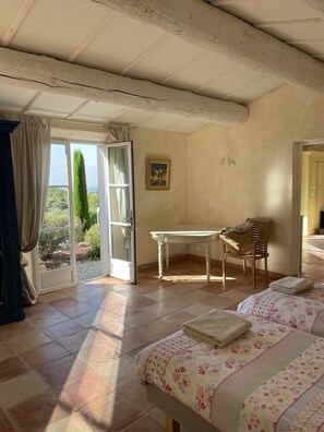 5 bedrooms, desk, iron/ironing board, free WiFi - Beautiful Hillside Villa with 2 bedroom studio and stunning pool deck (Tourtour)