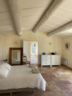 5 Schlafzimmer, Schreibtisch, Bügeleisen/Bügelbrett, kostenloses WLAN