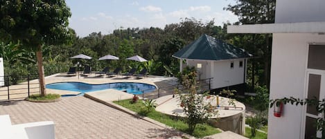 Una piscina al aire libre