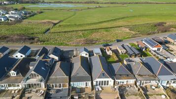 Un quartier résidentiel où les maisons sont dotées de toits à pignon et d’une terrasse en bois.