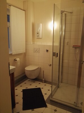 Shower, hair dryer, towels, soap - dasalte.haus - Holiday apartment "Die Unten" (Göttingen)