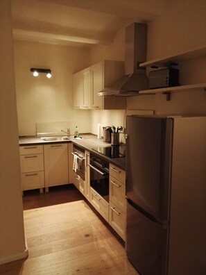 Kjøleskap, mikrobølgeovn, ovn og kokeplater