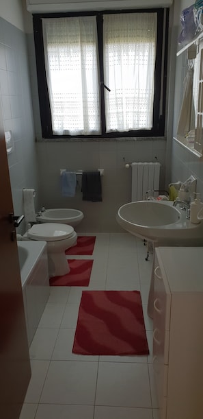 Doccia, bidet, carta igienica