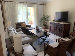 Smart-TV, DVD-Player, Stereoanlage