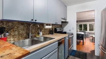 Mikroaaltouuni, liesi, leivänpaahdin, tehosekoitin