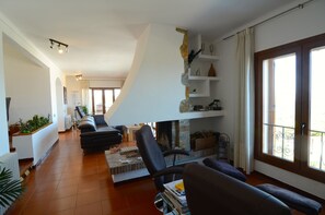 Télévision, cheminée