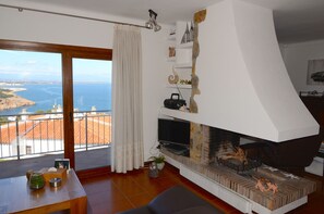 Een televisie en een open haard