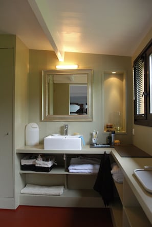 Bathtub, hair dryer, towels - character house with private garden and swimming pool parking (Ars-en-Ré)
