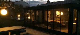 karaktÀrshus med privat trÀdgÄrd och poolparkering
