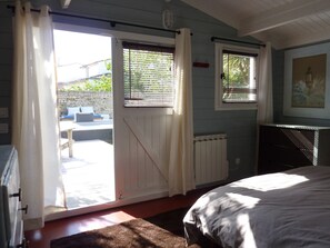 2 bedrooms, iron/ironing board, Internet, bed sheets - character house with private garden and swimming pool parking (Ars-en-Ré)