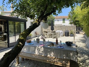 Outdoor dining - character house with private garden and swimming pool parking (Ars-en-Ré)