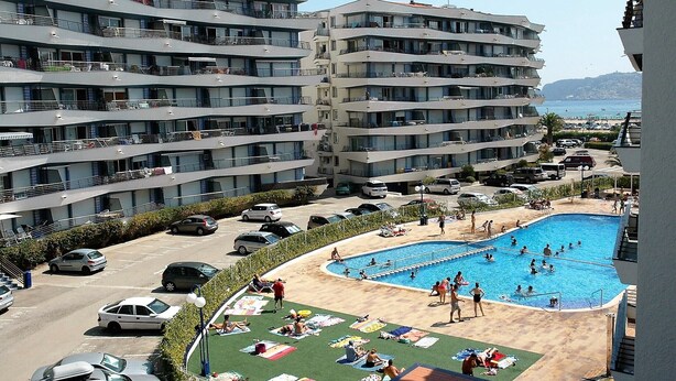 A multi-story hotel with a swimming pool, outdoor seating, and a view of the sea. - ROCAMAURA I A 1-2 (Estartit)