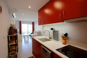 Kühlschrank, Mikrowelle, Ofen, Geschirrspüler