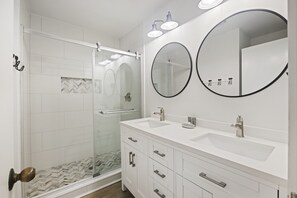 Ensemble douche/baignoire, sèche-cheveux, serviettes fournies