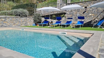 Una piscina al aire libre, una piscina climatizada