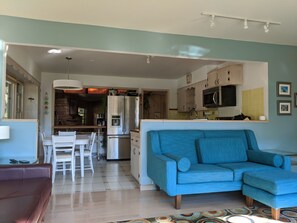 Smart TV, caminetto, tavolo da ping pong, libri