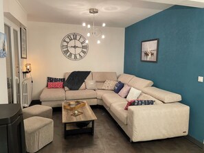 Televisie, een open haard, tafelvoetbal en speelgoed