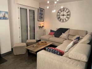TV, fireplace, foosball, toys - Quai 20 : House with swimming pool sleeps 10 by the sea (Ploemeur)