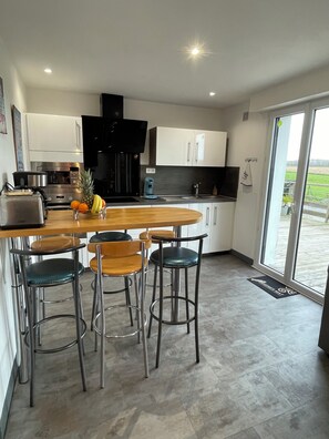 Fridge, microwave, oven, stovetop - Quai 20 : House with swimming pool sleeps 10 by the sea (Ploemeur)