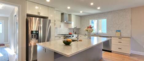 Køleskab, mikrobølgeovn, ovn, kogeplade