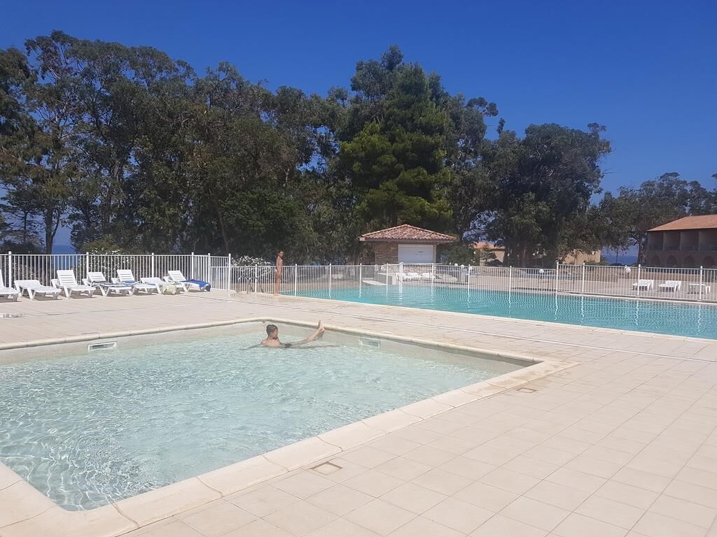 حمّام سباحة مُدفَّأ