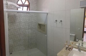Deluxe Suite | Bilik Mandi | Pancuran mandi, tuala disediakan 