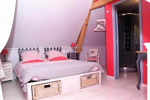 4 habitaciones, escritorio y tabla de planchar con plancha 