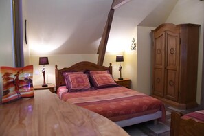 4 bedrooms, desk, iron/ironing board, travel crib