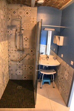 Shower, hair dryer, towels, toilet paper