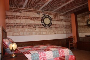 4 habitaciones, escritorio y tabla de planchar con plancha 