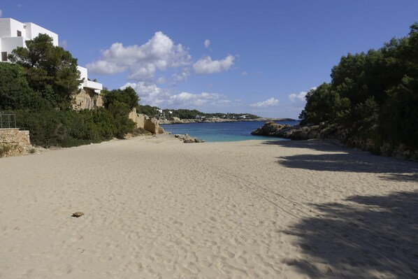 On the beach - Beautiful beachfront private villa with swimming pool in Cala d'Or (Cala d'Or)