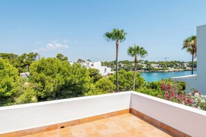 Property grounds - Beautiful beachfront private villa with swimming pool in Cala d'Or (Cala d'Or)