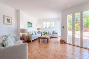 Smart TV - Beautiful beachfront private villa with swimming pool in Cala d'Or (Cala d'Or)