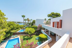 Outdoor pool - Beautiful beachfront private villa with swimming pool in Cala d'Or (Cala d'Or)