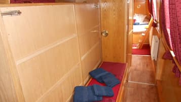 2 bedrooms, desk, bed sheets