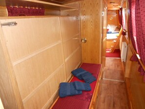 2 bedrooms, desk, bed sheets